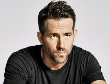 Το καυτό φιλί που αντάλλαξαν Ryan Reynolds - Andrew Garfield στις χρυσές σφαίρες (βίντεο)